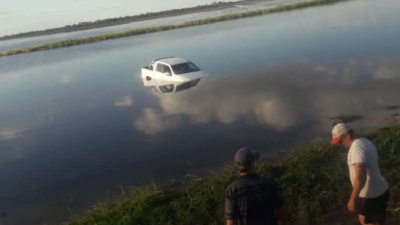 El intendente de Capdevila se salvó de milagro al caer su camioneta en el agua
