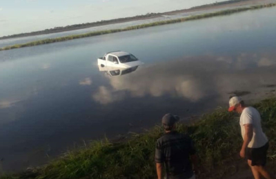 El intendente de Capdevila se salvó de milagro al caer su camioneta en el agua