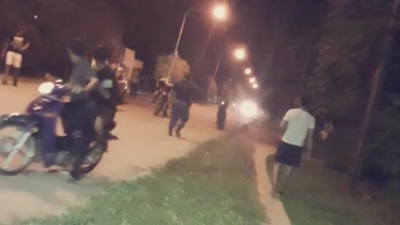 Atacan y hieren a tres policías, provocando daños en unidades móviles de la fuerza