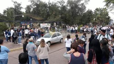 Docentes de Castelli vuelven a manifestarse con jornadas de protesta semanal