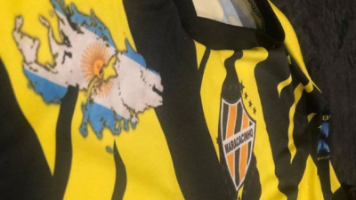 Lo expulsaron por festejar un gol con una bandera de las Islas Malvinas