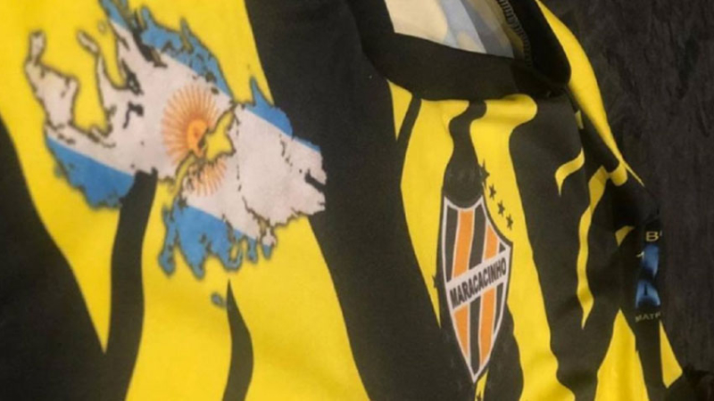Lo expulsaron por festejar un gol con una bandera de las Islas Malvinas