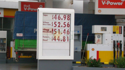 Shell da marcha atrás y baja el precio de sus combustibles