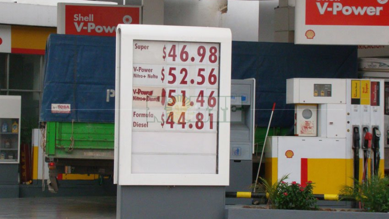 Shell da marcha atrás y baja el precio de sus combustibles