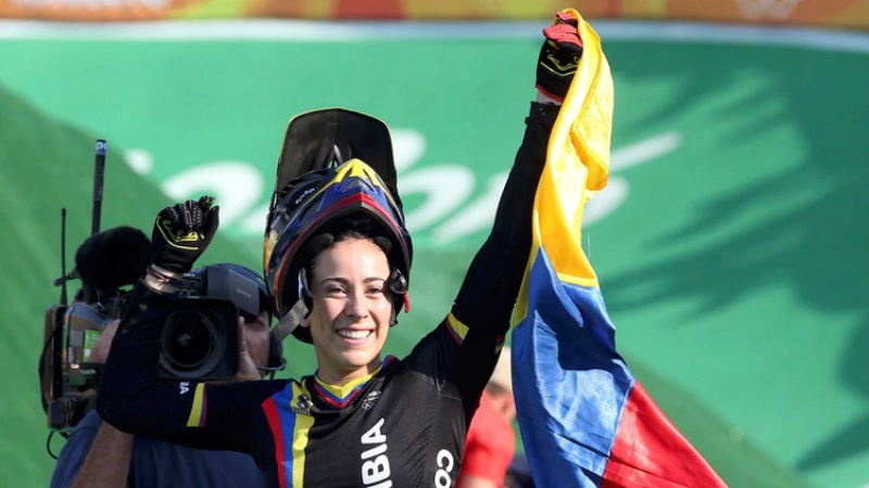 Retuvieron a la bicampeona olímpica de BMX en el aeropuerto de Mendoza