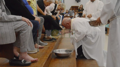 Jueves Santo: Dus lavó y besó los pies a doce personas y pidió estar al servicio