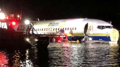 Un Boeing 737 despista y cae en un río de Florida, sin heridos graves