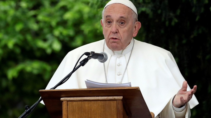 El Papa en Macedonia: “Nos acostumbramos a comer el pan duro de la desinformación”