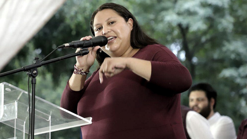 Una senadora mexicana resultó herida al estallarle un libro bomba