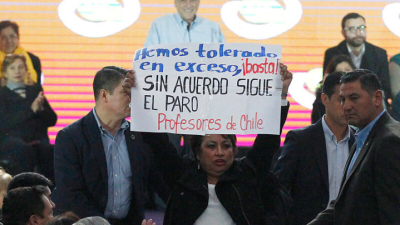 Maestros chilenos inician cuarta semana de huelga