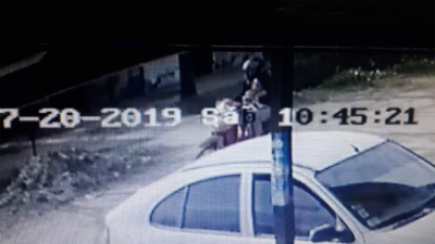 Así la llevaban en moto a la niña que apareció golpeada en un monte de Resistencia