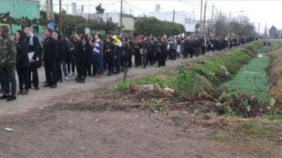 La Plata: largas colas para ingresar al servicio penitenciario