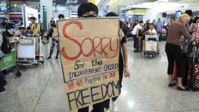 Hong Kong: manifestantes bloquean el aeropuerto por segundo día