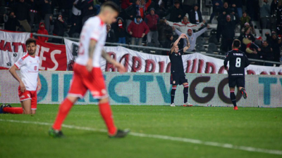 Estudiantes le dio otro golpe a Independiente