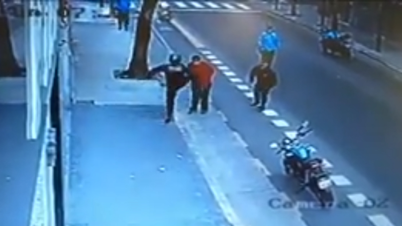 Qué determinó la autopsia al hombre que murió tras recibir la patada de un policía