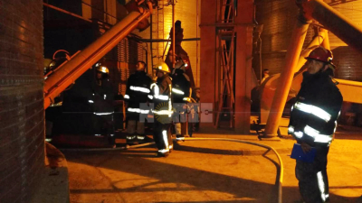 Bomberos trabajan arduamente para sofocar un incendio en un silo con soja en Charata