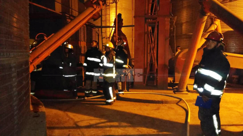 Bomberos trabajan arduamente para sofocar un incendio en un silo con soja en Charata