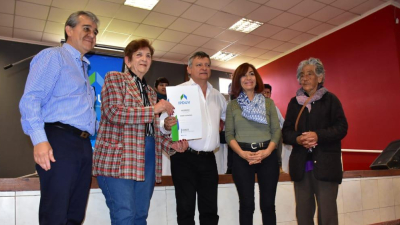 El gobernador entregó 250 títulos de propiedad en Castelli
