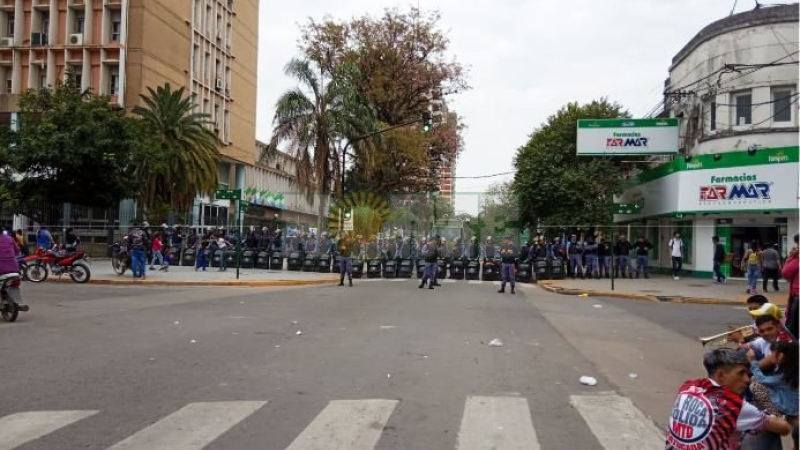 Fuerte custodia policial en la Casa de Gobierno