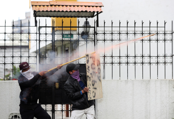 Quito se vio sacudido en el décimo día de enfrentamientos contra los planes de austeridad de Moreno, en tensa jornada en la que se incendió el edificio de la contraloría del Estado y se bloquearon los accesos al aeropuerto.