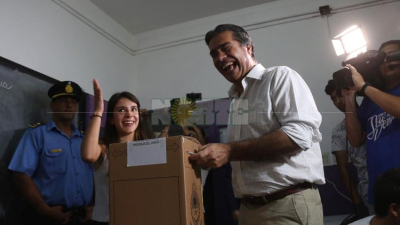 Ante la atenta mirada de medios locales y nacionales, votó Capitanich