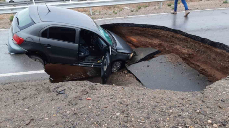 La Ruta 7 se tragó un auto cerca de Neuquén