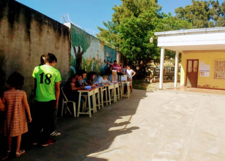58voto escuela afuera.jpeg