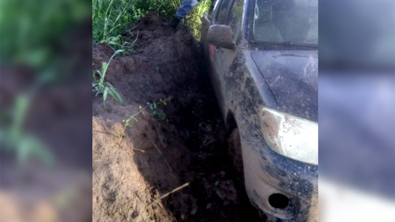 Maratónico rescate de una camioneta de Andreani que quedó empantanada en un camino rural