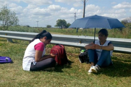 docentes haciendo dedo.jpg