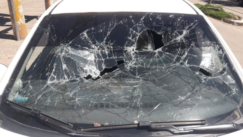 Denunció a su expareja porque le rompió el auto a ladrillazos
