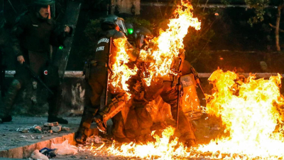 Carabineros envueltos en llamas tras ser atacados con bombas molotov en Chile