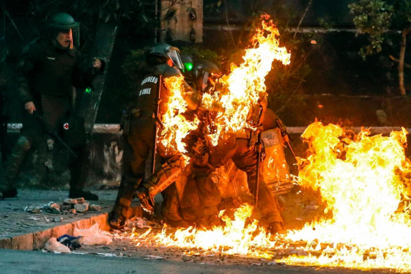 Carabineros envueltos en llamas tras ser atacados con bombas molotov en Chile
