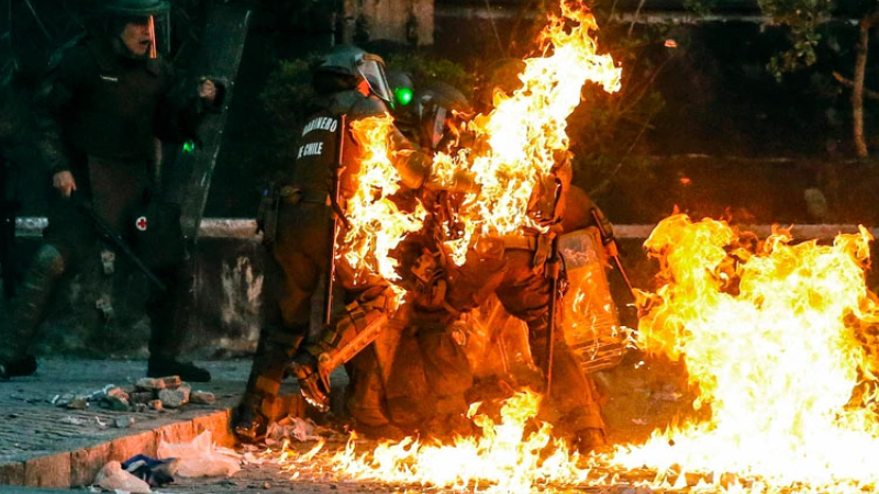 Carabineros envueltos en llamas tras ser atacados con bombas molotov en Chile