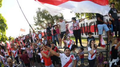 Calurosa bienvenida y un mensaje de los hinchas al plantel de River: “Gracias y gloria eterna”