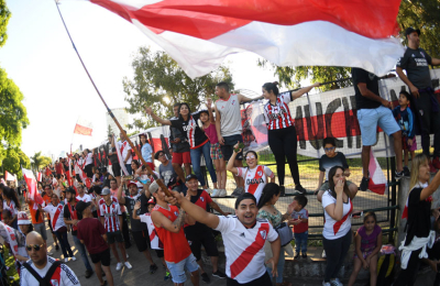 Calurosa bienvenida y un mensaje de los hinchas al plantel de River: “Gracias y gloria eterna”