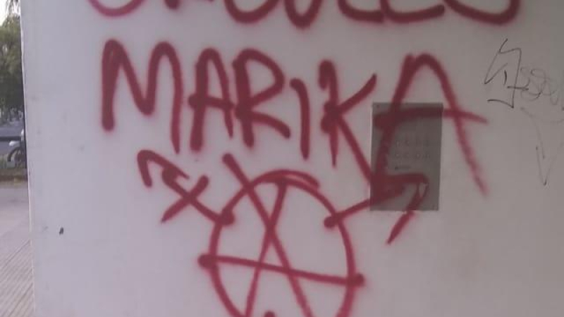 Pintadas sobre edificios en medio de las manifestaciones feministas