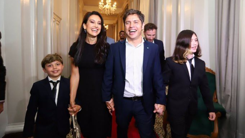 Kicillof asumió como gobernador bonaerense ante la mirada y apoyo del binomio presidencial