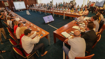El gobernador confirmó asistencia a familias vulnerables y trabaja en el auxilio económico para los municipios