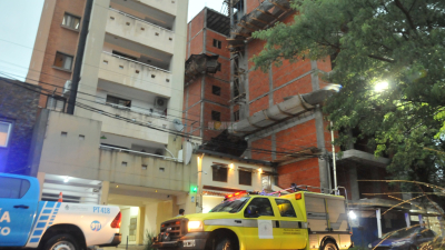 Cayó la pared de un edificio en construcción sobre una casa en pleno centro