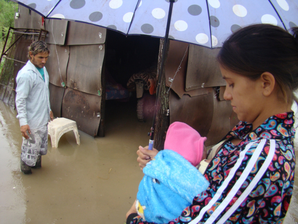 <p> La familia Quiñones junto a su pequeño hijo ante su modesta vivienda inundada por la lluvia. Fue en el Barrio la Toma de Barranqueras. Foto: Fabián Maldonado </p>