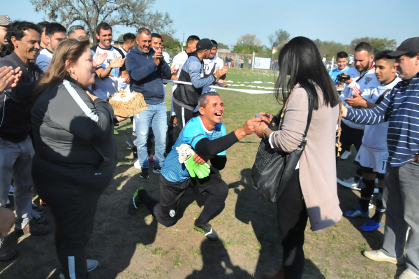 <p>EL ARQUERO ADRIAN HALUPA PIDE MATRIMONIO EN EL PARTIDO DE ASCENSO DE CATEGORIA DEL DEPORTIVO GUIRALDES.</p>
<p></p>
<p>Foto: Jorge "Punky" Flores </p>