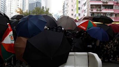 Policía de Hong Kong disolvió marcha de Año Nuevo con bombas lacrimógenas