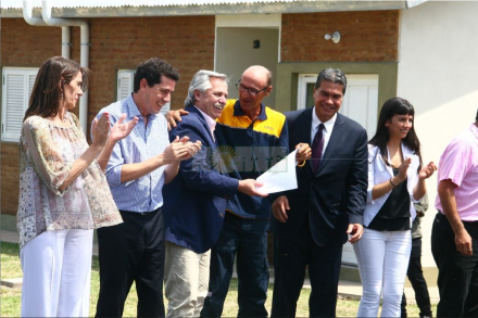Alberto con beneficiario.JPG