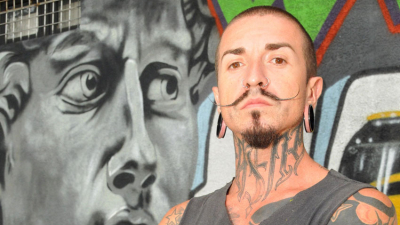 Marcos Corvalán, el artista que regala su arte a las paredes de Resistencia