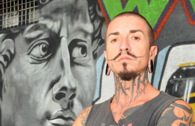 Marcos Corvalán, el artista que regala su arte a las paredes de Resistencia 