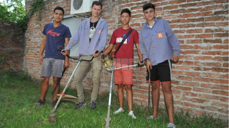 Emprender después del dolor: los chicos que se juntaron a cortar pasto