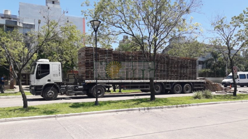 Se desprendió la carga de un camión jujeño y arrastró poste de luz