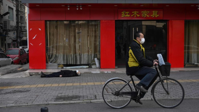 Un hombre muerto en medio de la calle: la imagen que captura la crisis del coronavirus