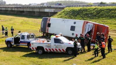 Volcó un micro sobre la ruta 2: confirman 2 muertos