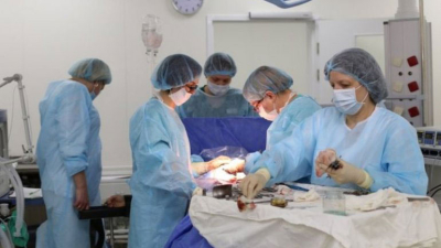 Fue al médico por dolores abdominales y lo que le extrajeron causó sorpresa